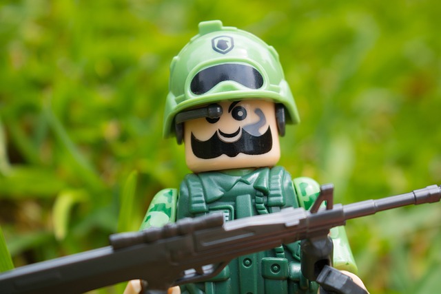 Un soldado de juguete de Lego sosteniendo un arma en la hierba